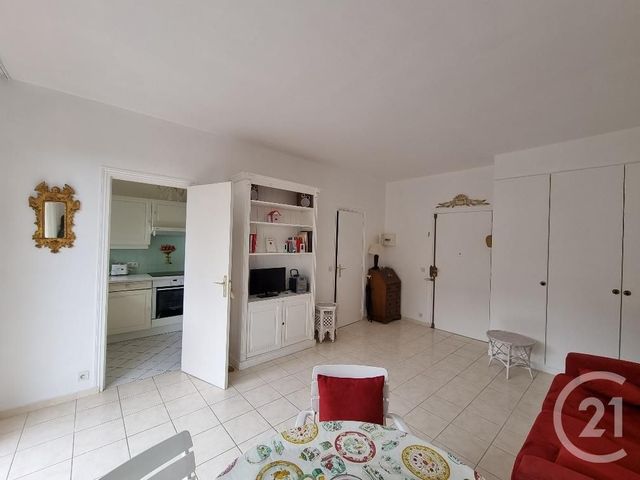 Appartement F1 à vendre - 1 pièce - 31.0 m2 - DEAUVILLE - 14 - BASSE-NORMANDIE - Century 21 Tirard-Gardie Appartement F1 à vendre - 1 pièce - 31.0 m2 - DEAUVILLE - 14 - BASSE-NORMANDIE - Century 21 Tirard-Gardie